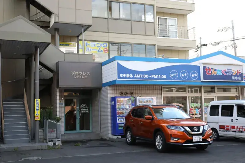 プラスルーム札幌菊水店の建物入口と前面の駐車スペース(札幌市白石区菊水)