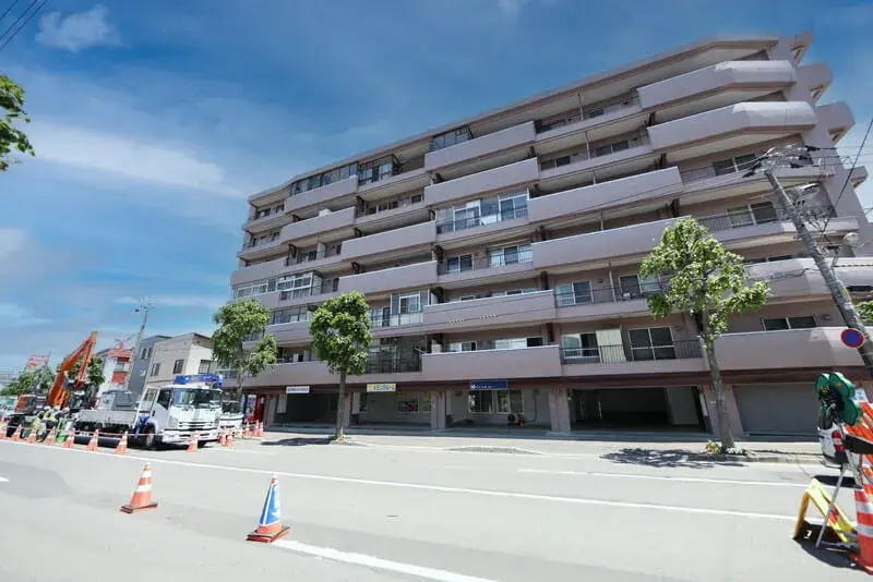 札幌市豊平区中の島2条の屋内型トランクルーム「プラスルーム札幌中の島2条店」の建物外観