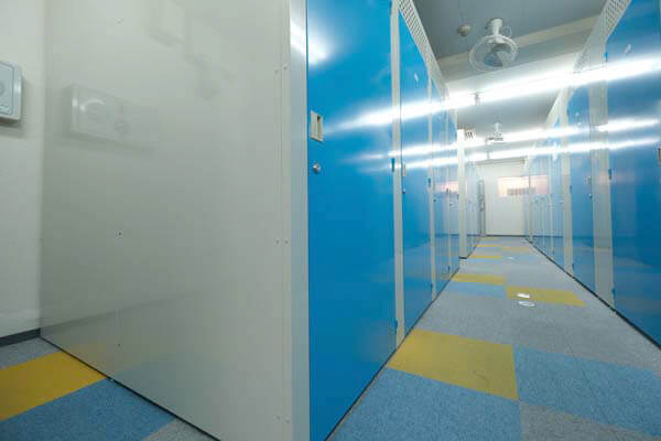 トランクルーム広島昭和町店|明るく綺麗な室内の通路