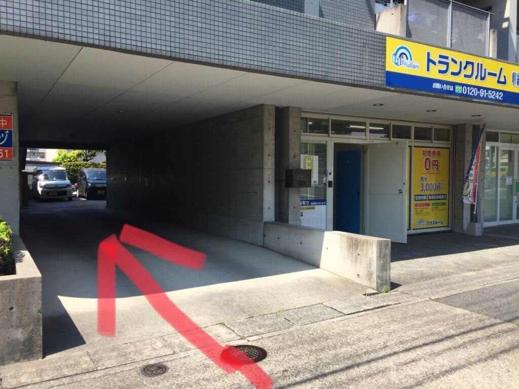 トランクルーム名古屋香南店|専用駐車場までの通路