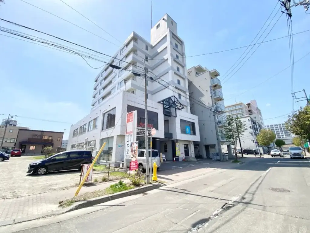 トランクルーム札幌西区役所前店が入る建物の外観（札幌市西区琴似）