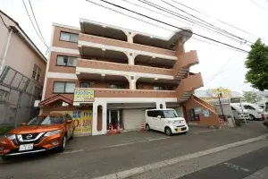 札幌市厚別区厚別東のトランクルーム「プラスルーム札幌厚別東店」の建物外観と駐車スペース