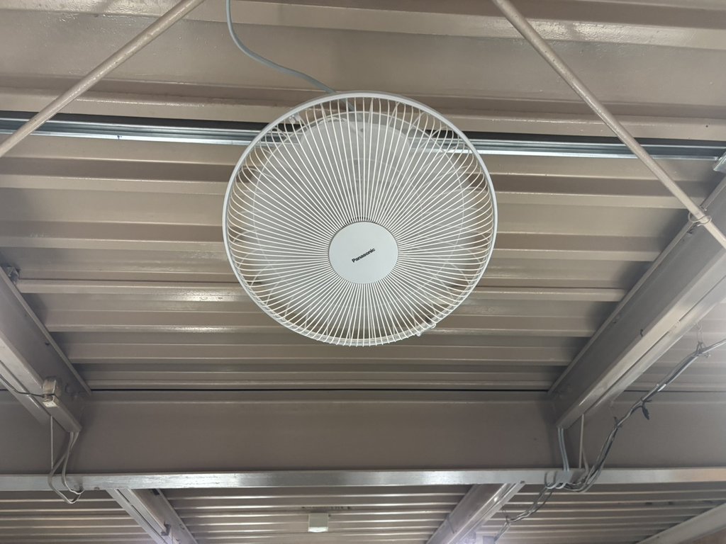 室内の空気を循環させる天井の換気ファン|清水三光町店の屋内型トランクルーム