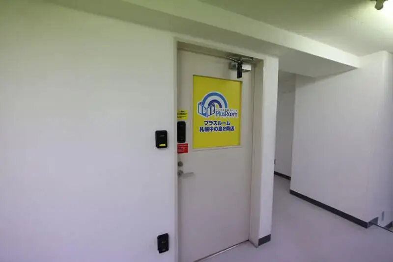 プラスルーム札幌中の島2条店の屋内型トランクルーム入口ドアと店内通路
