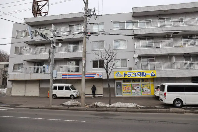 札幌市清田区清田2条にある屋内型トランクルーム「プラスルーム札幌清田2条店」の外観